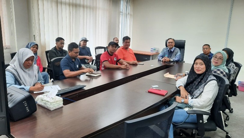 Session between the Director (Administration), Facilities and Services Department, Zelan AM Services and all cafeteria operators at the Centre for Foundation Studies, IIUM Gambang, Kuantan, Pahang Darul Makmur